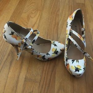 Cute while heels with lemons!